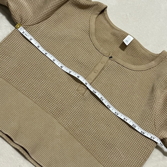 Aerie Offline Main Squeeze Seamless Crop Waffle Knit Henley - Picture 5 of 6